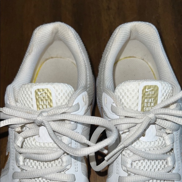 Nike Run Swift 2 White and Gold Athletic Shoes CU3528-010 Women’s Size 7.5 - Picture 10 of 14